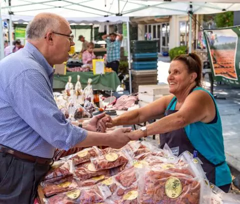 Joe Simitian greeting a vendor at a Farmers' Market